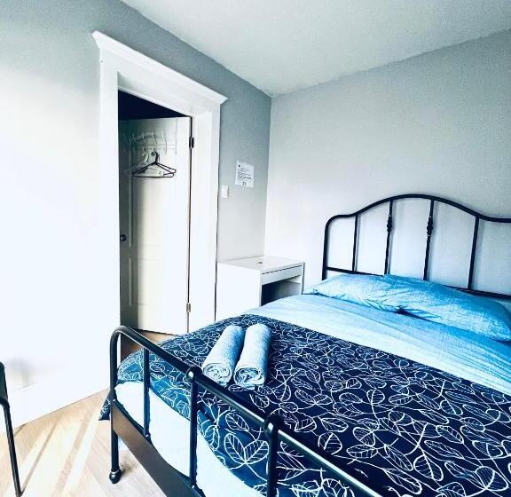 اتاق استاندارد با سرویس بهداشتی مشترک, O Canada Guest House