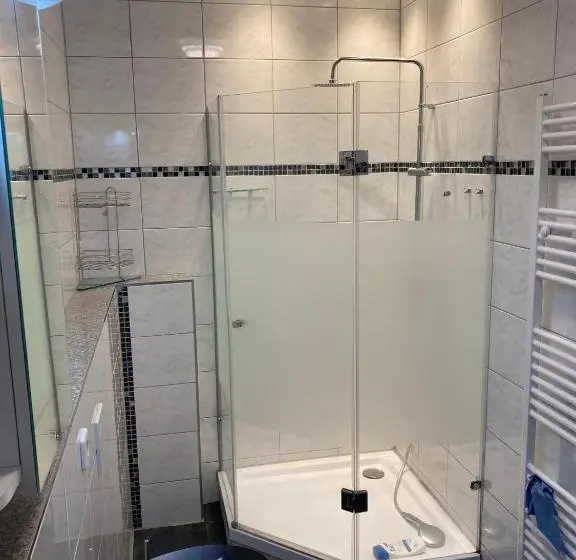 Huoneisto 2 Makuuhuonetta, Schulungszentrum Töplitz