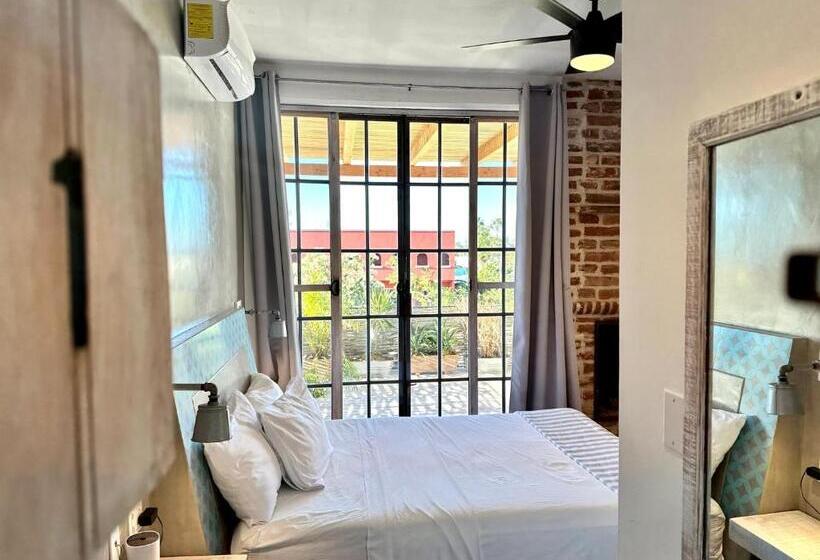 غرفة قياسية, Baja House