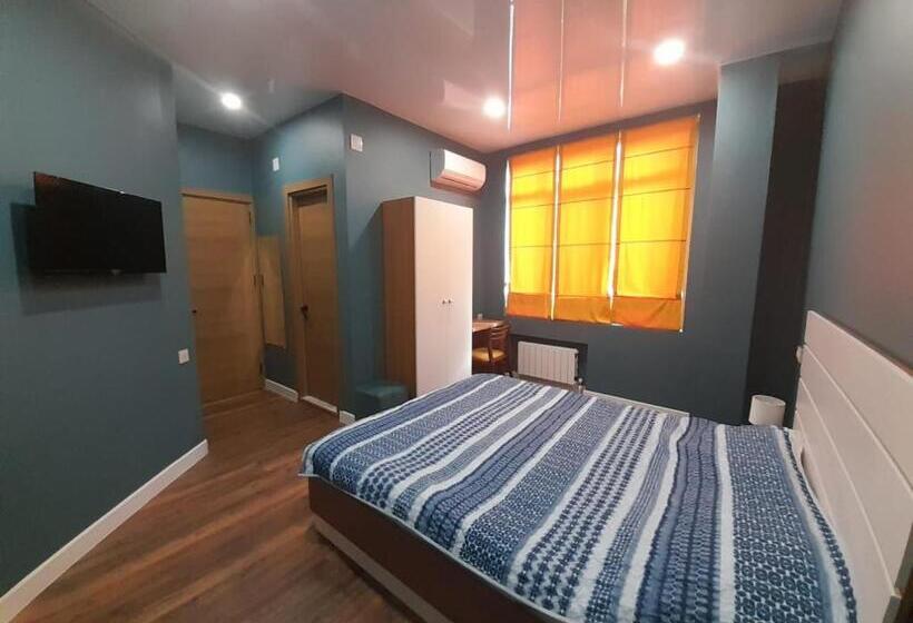 Economy Triple Room, Aragvi