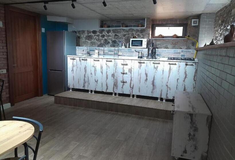 Economy Triple Room, Aragvi