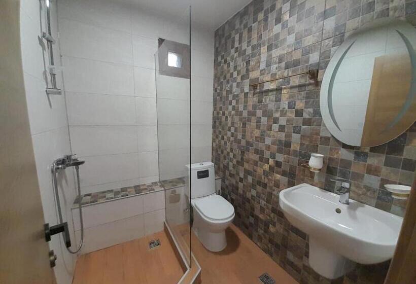 اتاق استاندارد سه تخته با بالکن, Aragvi