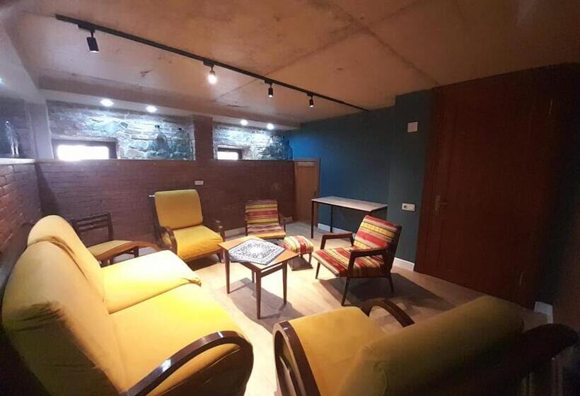 اتاق اکونومی, Aragvi