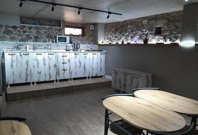 Economy Triple Room, Aragvi