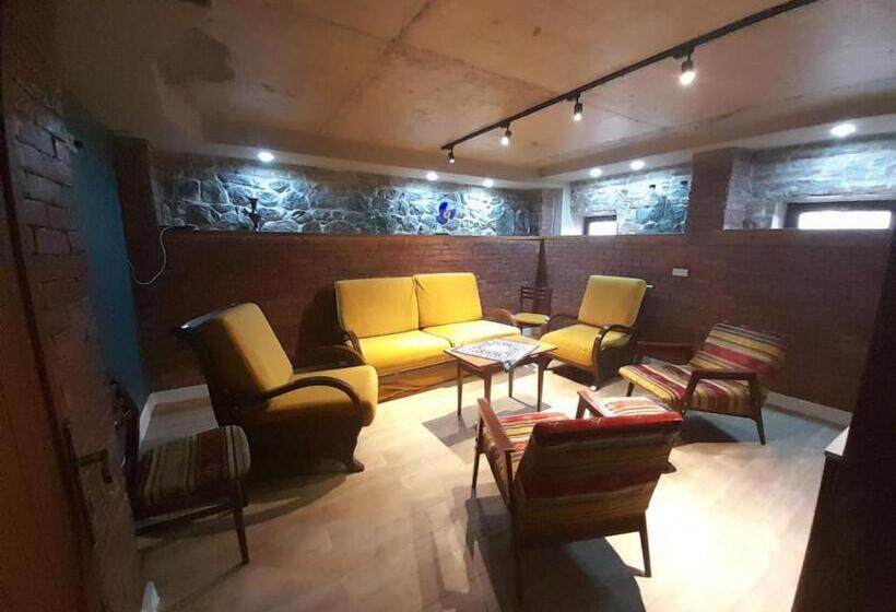 Economy Triple Room, Aragvi