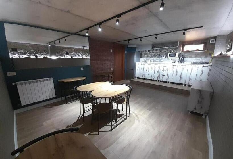 Economy Triple Room, Aragvi