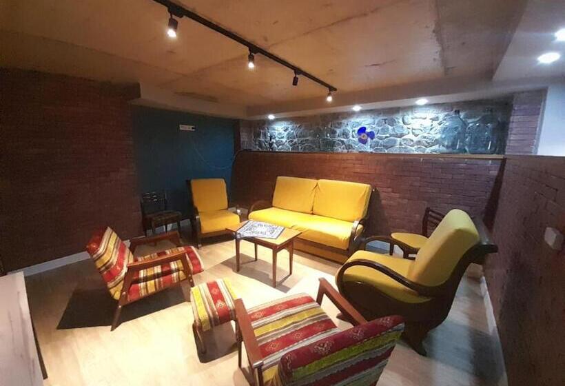 Economy Triple Room, Aragvi