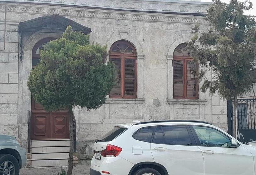 Economy Triple Room, Aragvi