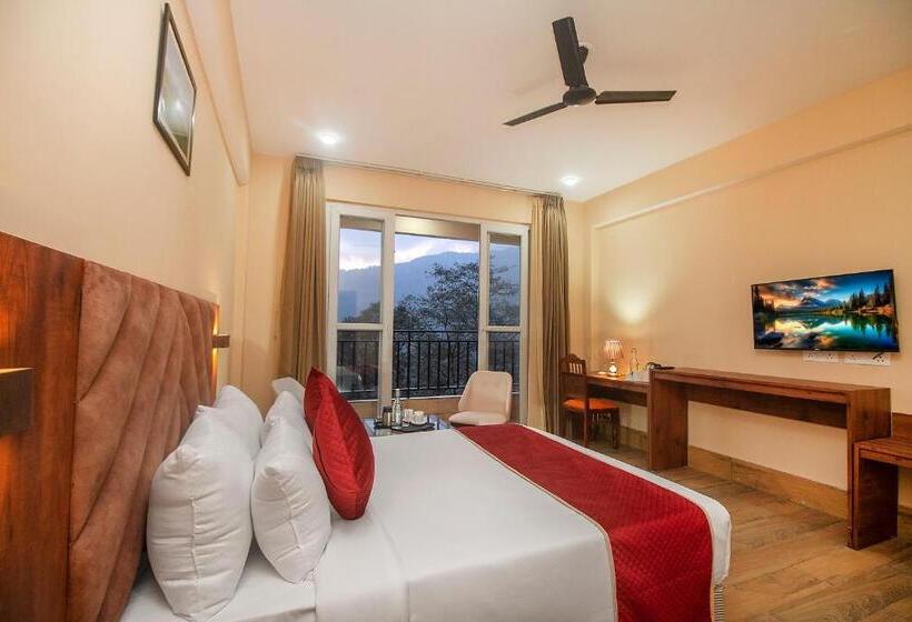 高级大房间, The Pahuna Retreat