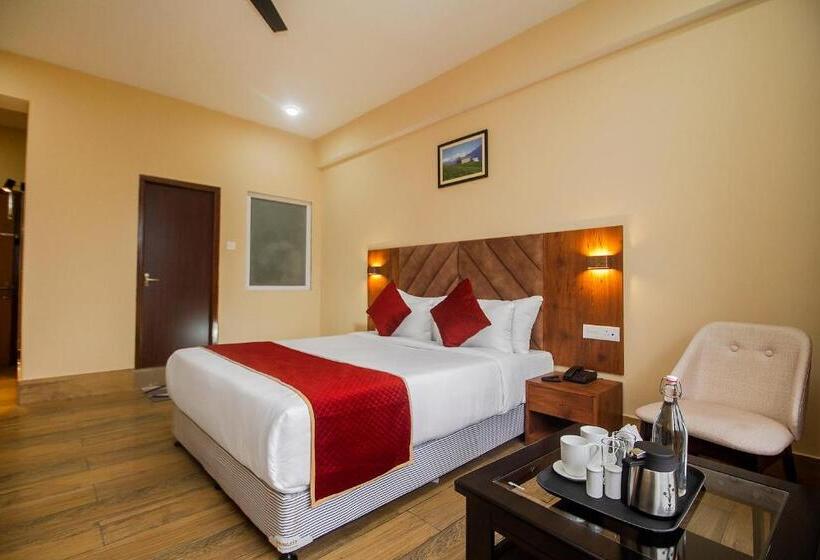 高级大房间, The Pahuna Retreat