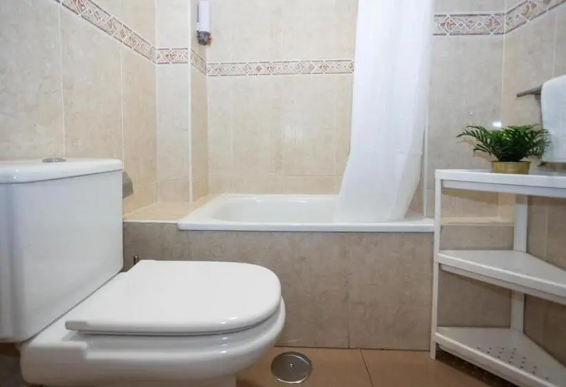 استودیوی سوپریور, Naim Guest House Nerja