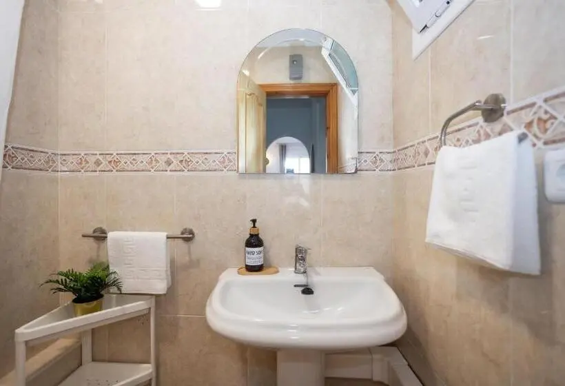 استودیوی سوپریور, Naim Guest House Nerja