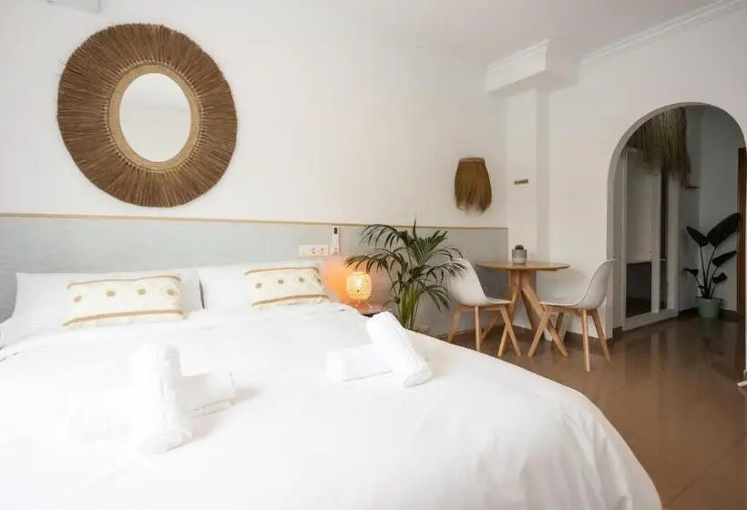 استودیوی سوپریور, Naim Guest House Nerja