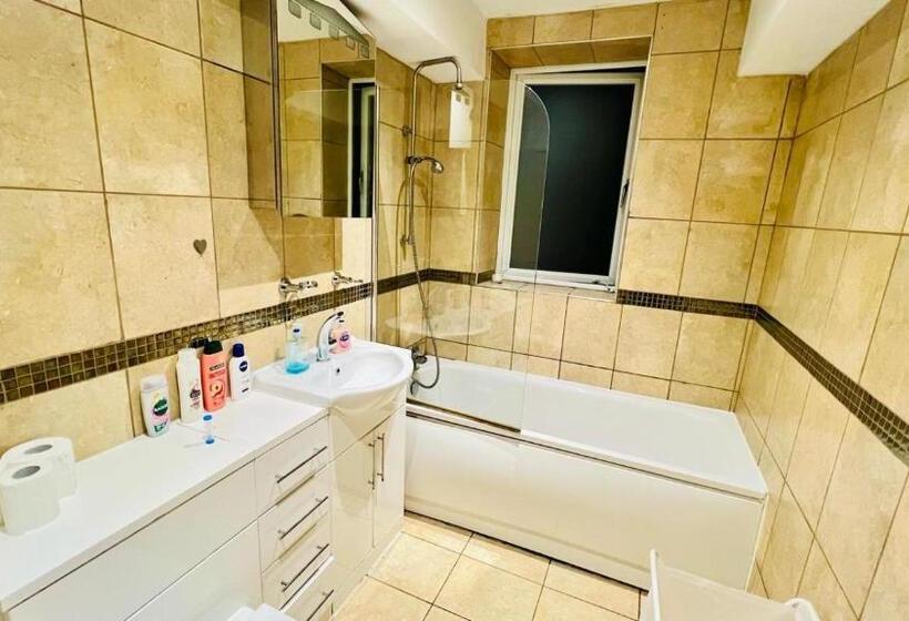 Номер Стандарт, City View Sunset Luxurious Apartment In London Zone 1 Including One Family Twin Room With Its Own St