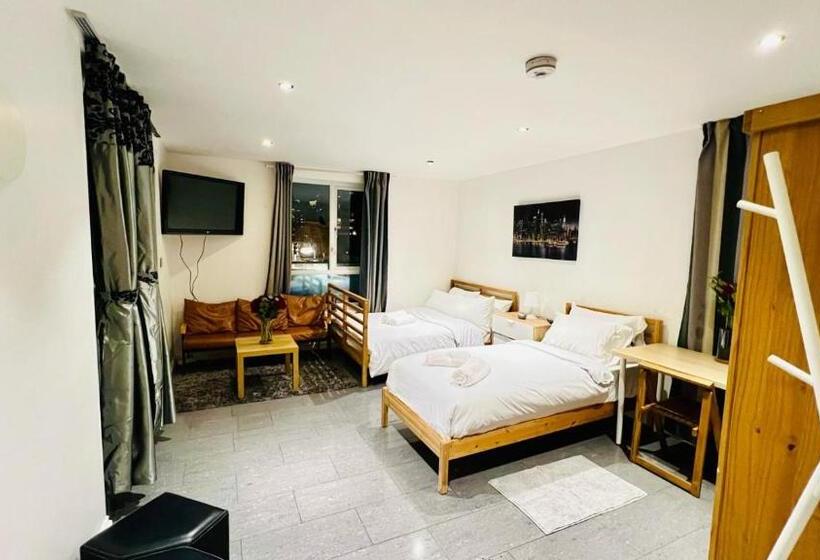 Номер Стандарт, City View Sunset Luxurious Apartment In London Zone 1 Including One Family Twin Room With Its Own St