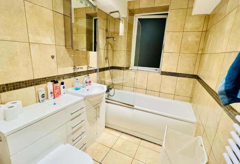 غرفة قياسية حمام مشترك, City View Sunset Luxurious Apartment In London Zone 1 Including One Family Twin Room With Its Own St