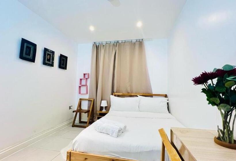 غرفة قياسية حمام مشترك, City View Sunset Luxurious Apartment In London Zone 1 Including One Family Twin Room With Its Own St