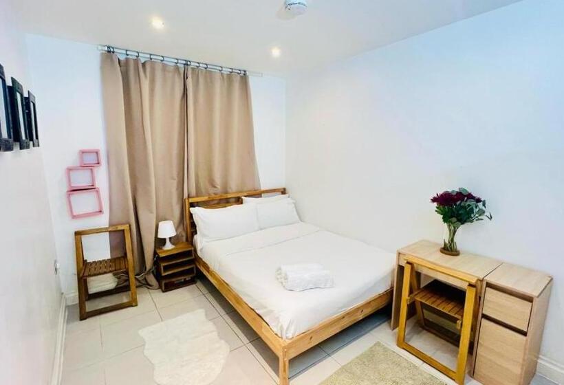 غرفة قياسية حمام مشترك, City View Sunset Luxurious Apartment In London Zone 1 Including One Family Twin Room With Its Own St