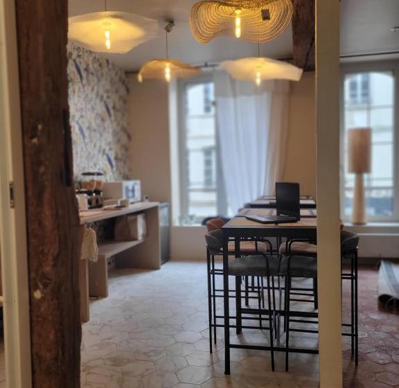 带城市景观的标准间, Tresors De Sens