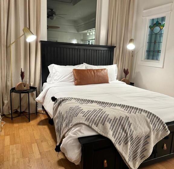 Standard Yhden Hengen Huone, Classic Luxury Tudor And Garden Studio