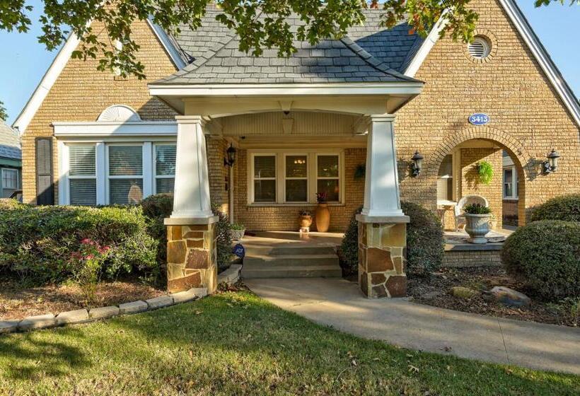 Talo 2 Makuuhuonetta, Classic Luxury Tudor And Garden Studio