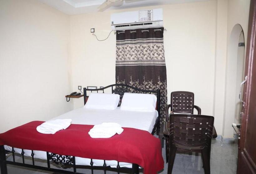 غرفة ديلوكس, Anand Grand And Lodge