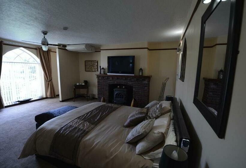 Suit Deluxe, The Smugglers Inn