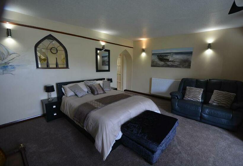 Suit Deluxe, The Smugglers Inn