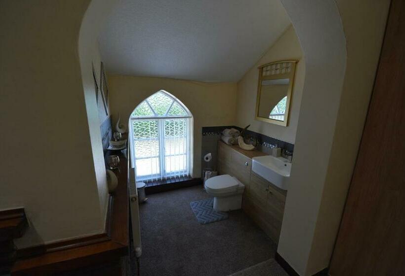 Suit Deluxe, The Smugglers Inn