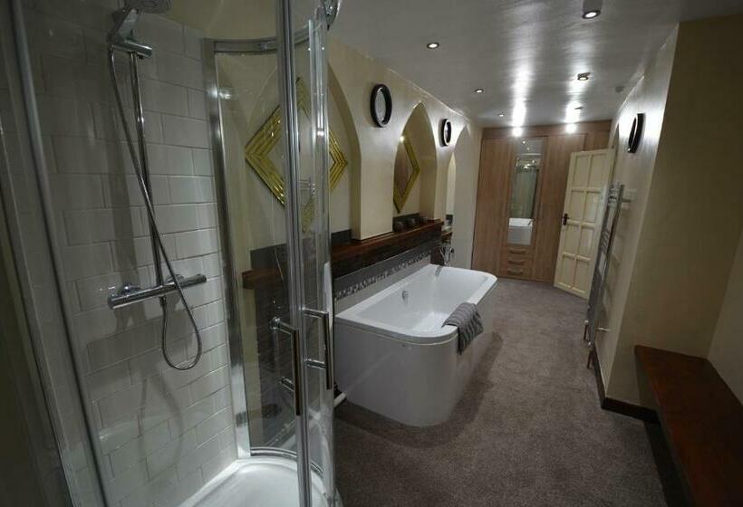 Suit Deluxe, The Smugglers Inn