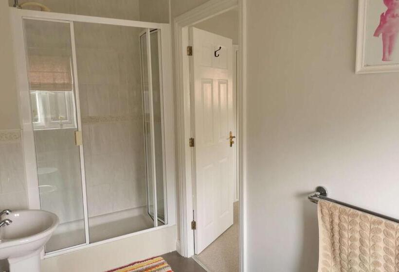 חדר דלוקס, Walton Crescent