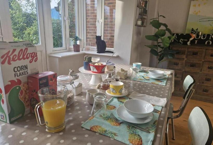 חדר דלוקס, Walton Crescent