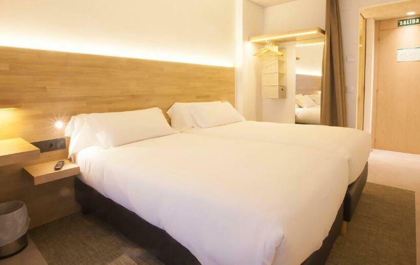 اتاق سوپریور, A Pamplona