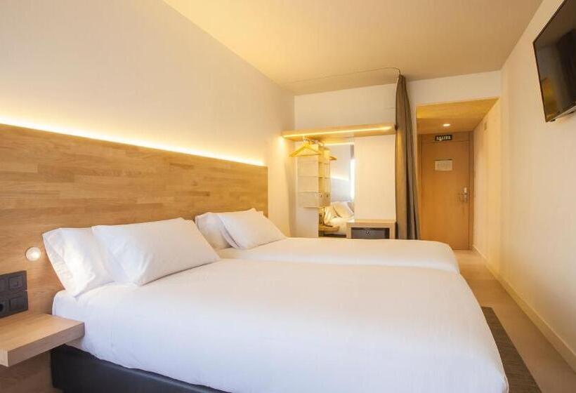 اتاق سوپریور, A Pamplona