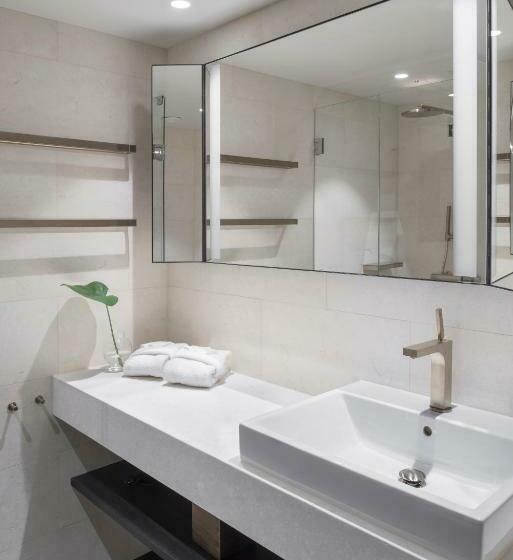 디럭스 룸 킹사이즈 침대, At Six