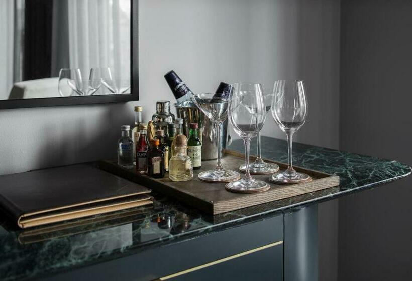 חדר סטנדרט, At Six