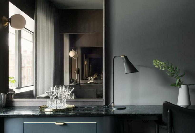 חדר סטנדרט, At Six