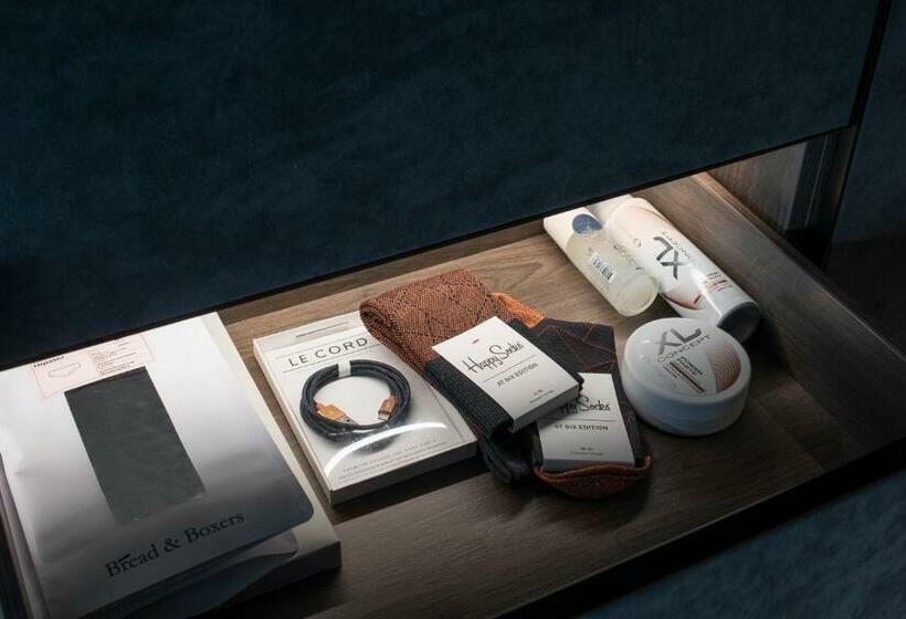 스탠다드 룸 킹사이즈 침대, At Six