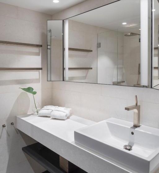 חדר סופריור, At Six