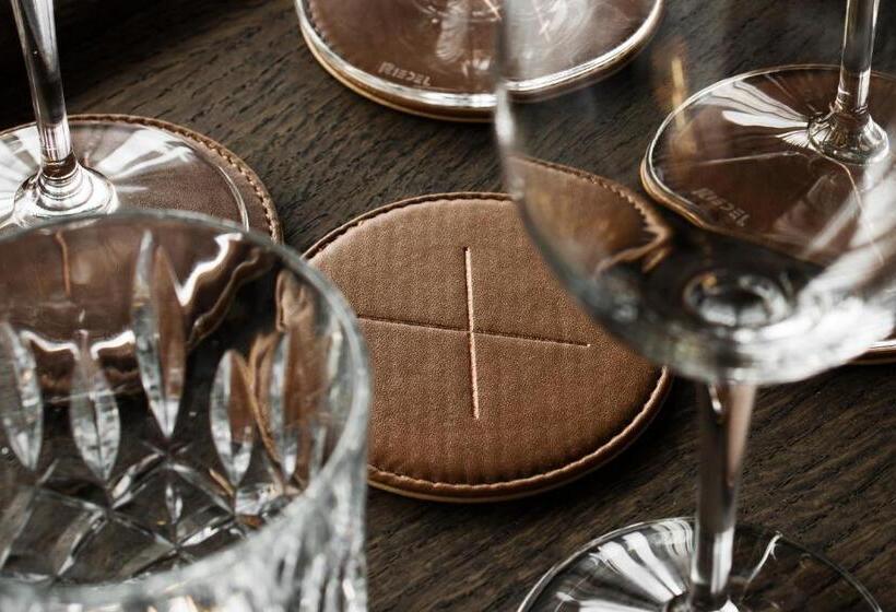 חדר סופריור, At Six