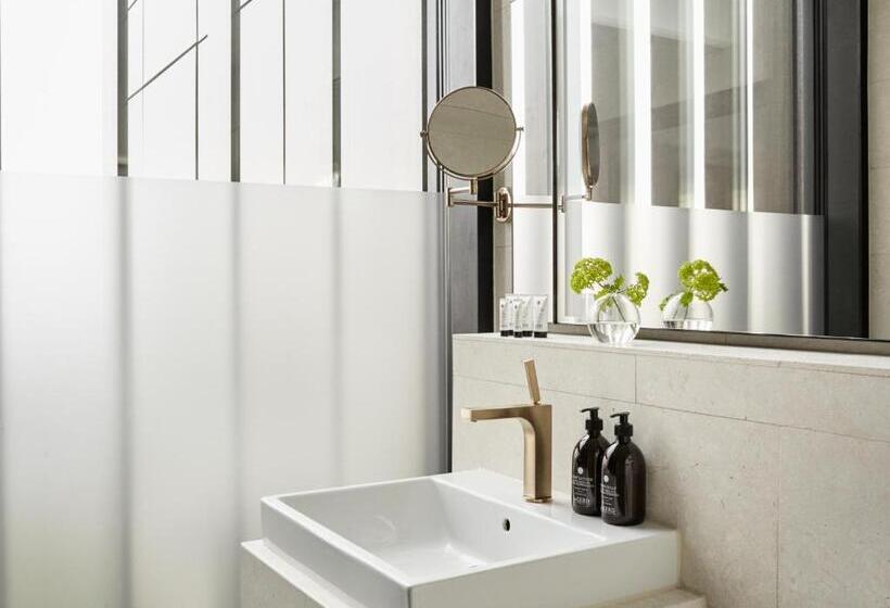 חדר דחוקס עם מיטת קינג, At Six