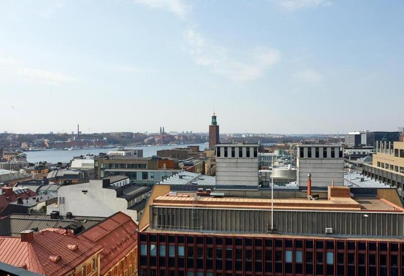 주니어 스위트, At Six