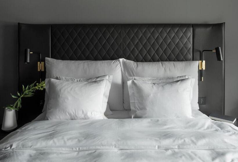 주니어 스위트, At Six