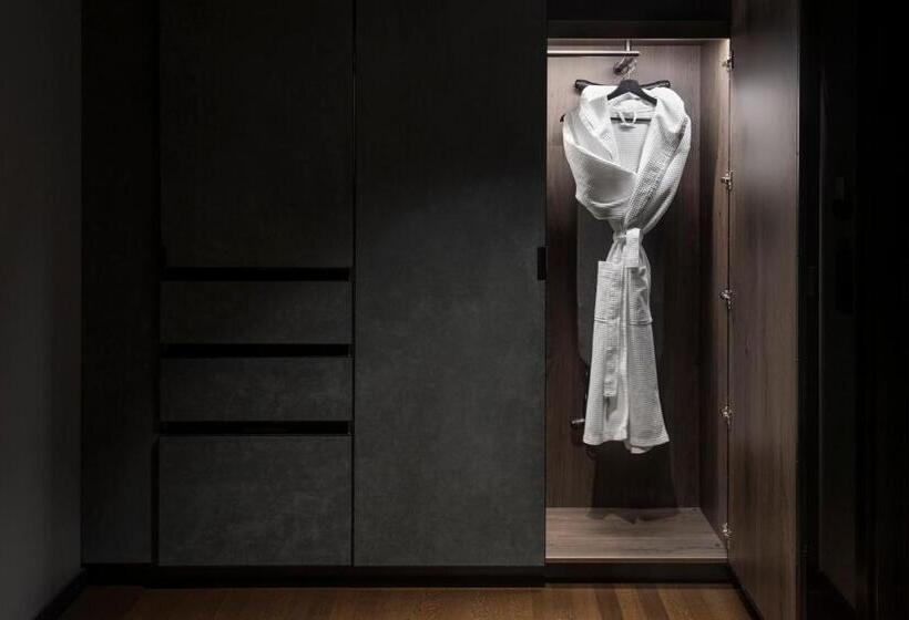 スイート, At Six