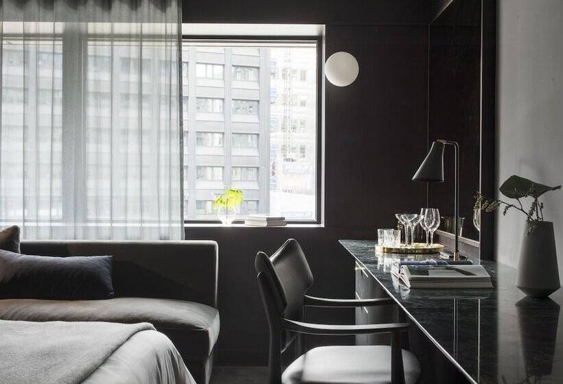 חדר סטנדרט, At Six