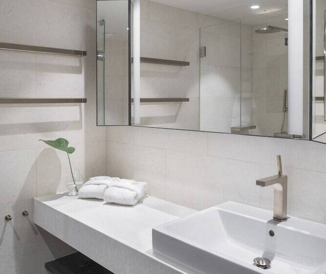 חדר סטנדרט, At Six