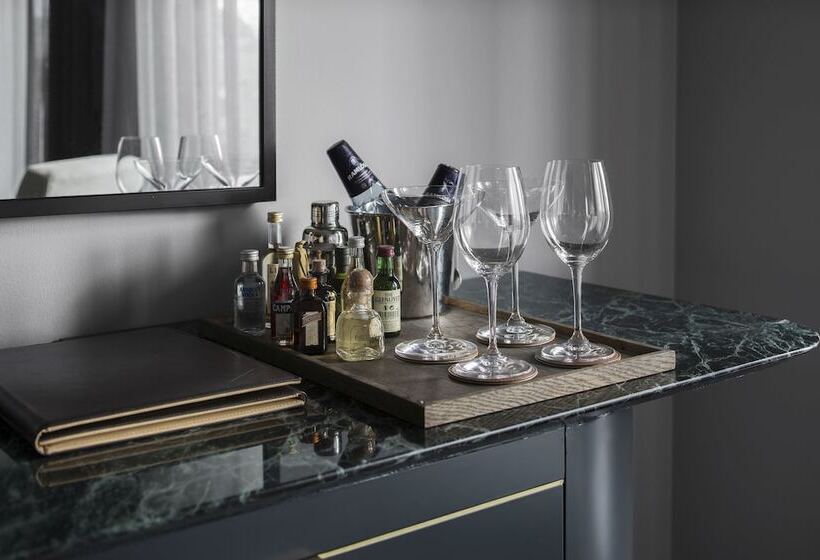 スーペリアールーム, At Six