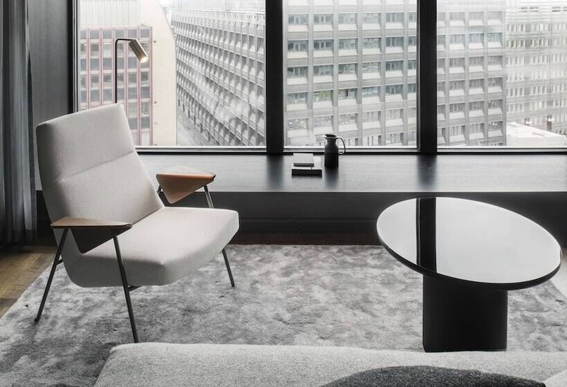 주니어 스위트, At Six