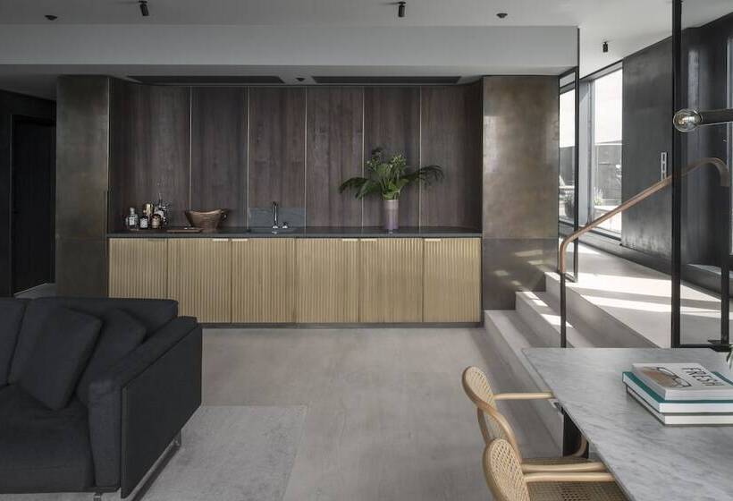 프레지덴셜 스위트, At Six