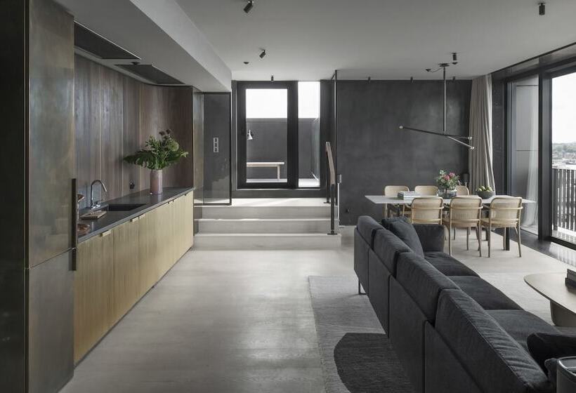 סוויטה נשיאותית, At Six